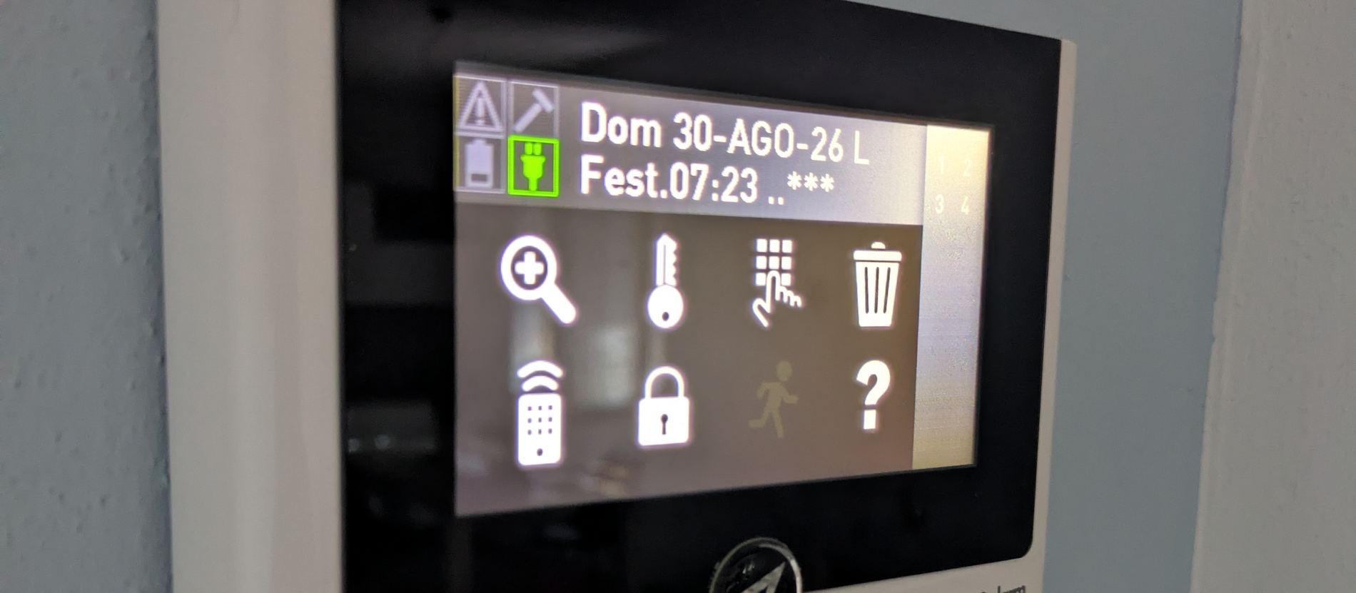 Console Tecnoalarm a muro con il display acceso