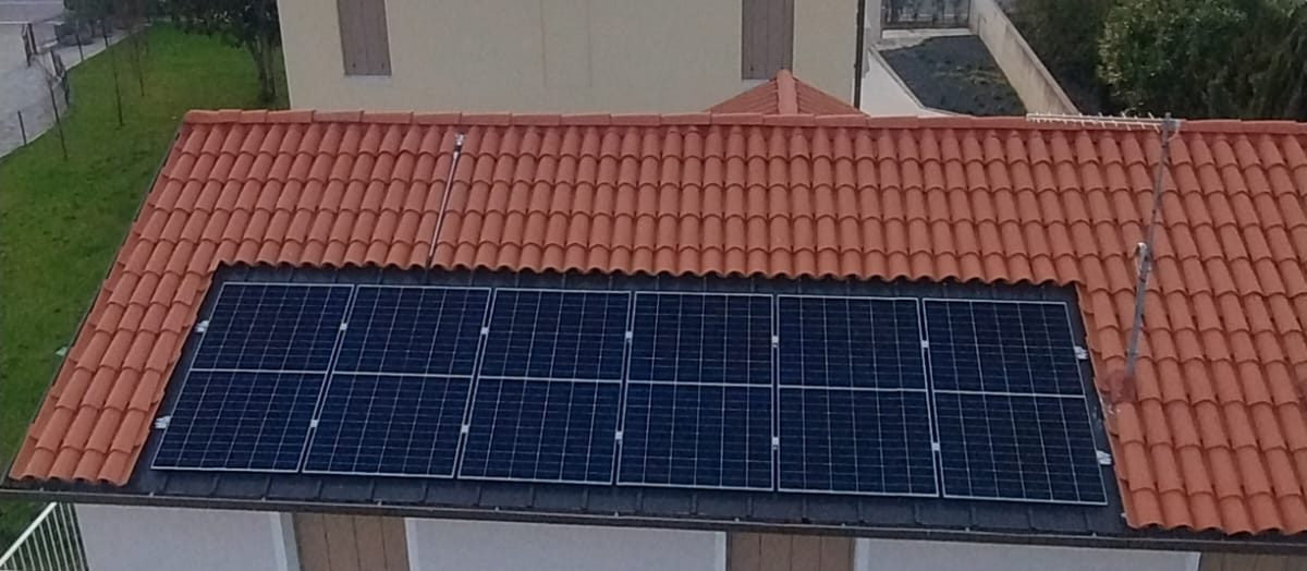 Tetto di un&rsquo;abitazione con i moduli fotovoltaici appena installati