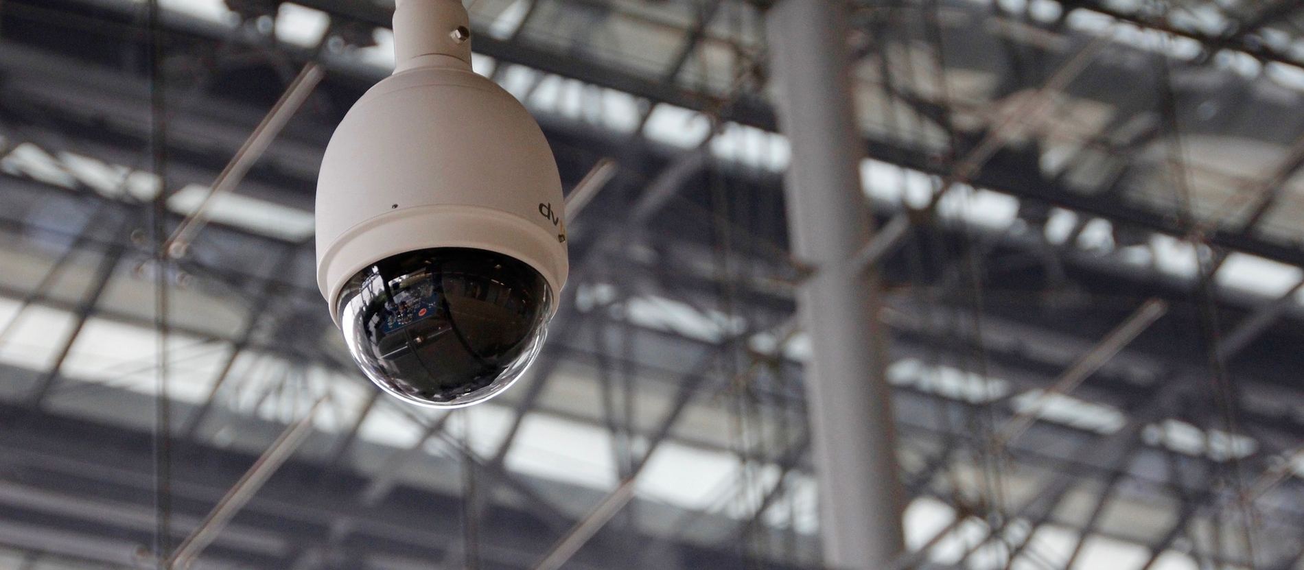 Telecamera speed dome installata sotto la copertura di un capannone