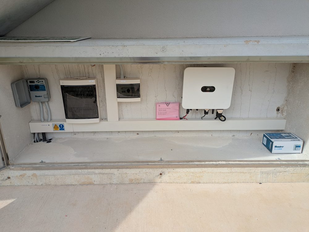 Inverter fotovoltaico e quadri di protezione installati in una nicchia esterna