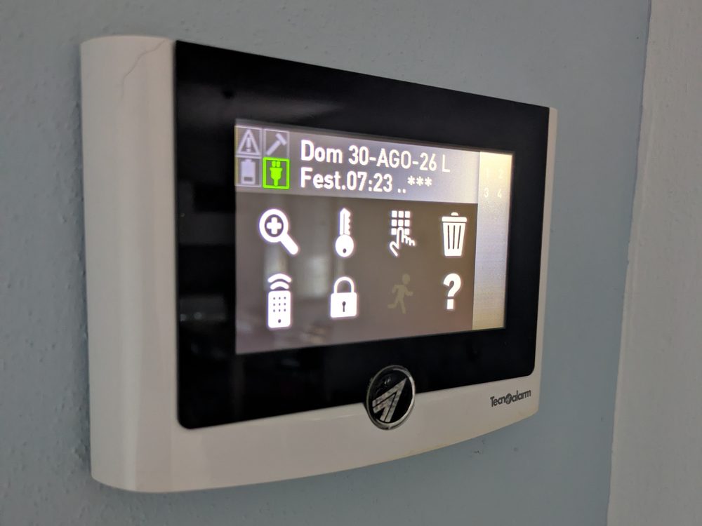 Console Tecnoalarm installata a parete: mostra data, ora e lo stato delle zone