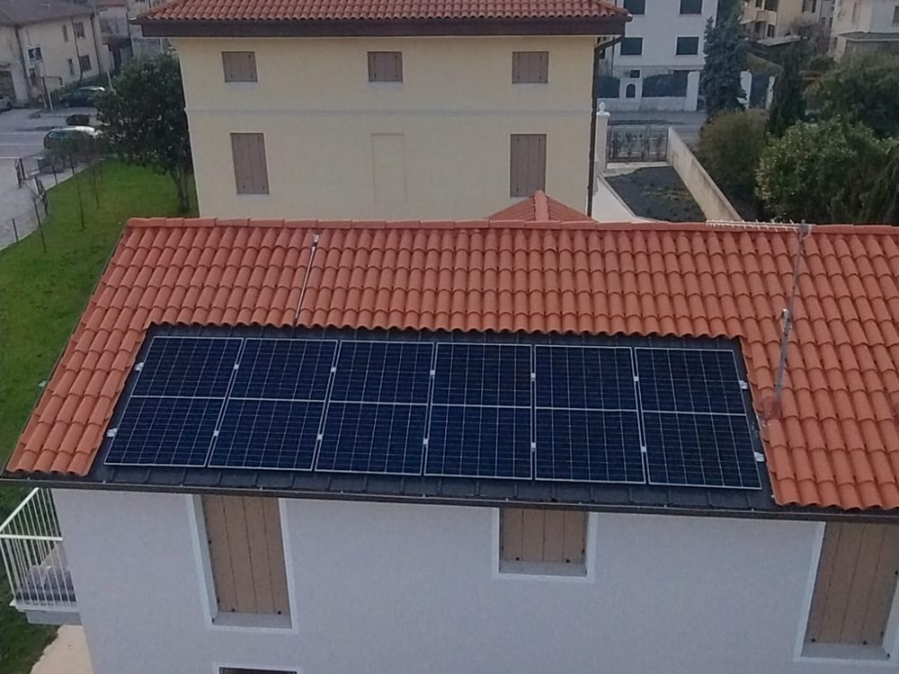 Moduli fotovoltaici installati sulla falda di un tetto in coppi