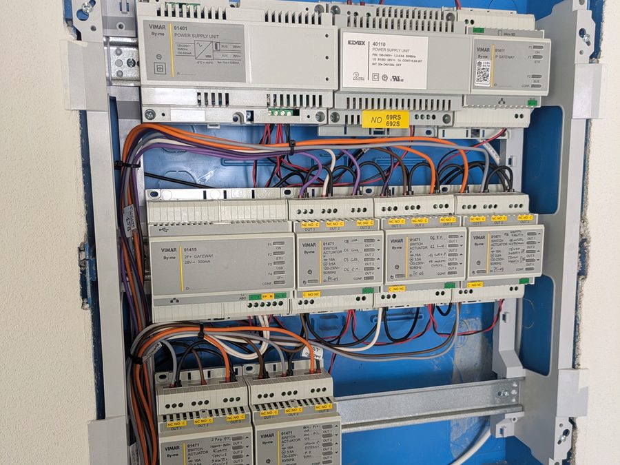 Quadro domotico Vimar in costruzione: moduli allineati sulla guida e cablaggio ordinato per colore