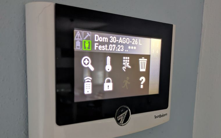 Console Tecnoalarm installata a muro, con il display acceso che mostra lo stato dell&rsquo;impianto