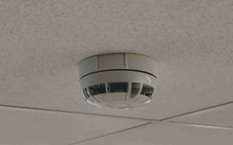 Rivelatore di fumo installato nel controsoffitto di un ufficio
