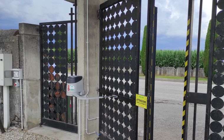 Cancello a due ante con automazione Nice, lampeggiante e segnaletica di sicurezza