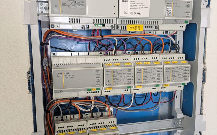 Quadro domotico Vimar in costruzione, con i moduli allineati e il cablaggio ordinato