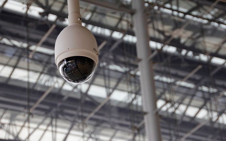Telecamera speed dome installata a soffitto in un ambiente industriale